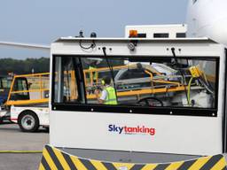 Een Skytanking pushback en personeel op het platform van Eindhoven Airport (foto: Collin Beijk).
