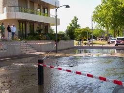 Waterleiding in Helmond gesprongen, straat onder water