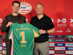 Nick Olij en PSV-directeur Earnest Stewart.