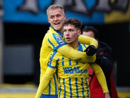 Roy Kuijpers wordt omhelsd door Jens Odgaard na zijn doelpunt (Foto: ANP)