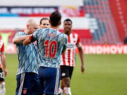 Aanvoerders Dumfries en Tadic kregen het tijdens het duel PSV-Ajax aan de stok met elkaar (foto:  ANP / Maurice van Steen).