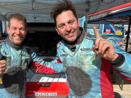 Winnaar Paul Spierings (rechts) en navigator Jan Pieter van der Stelt (links).