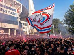 Paar duizend fans PSV wachten spelers met gezang en vuurwerk op