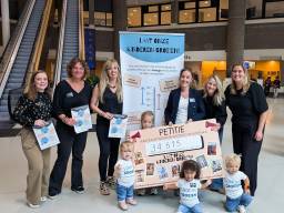 Ouders en kinderen overhandigden de petitie aan de Kamerleden.