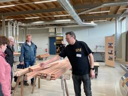 Bezoekers krijgen uitleg in de werkplaats van bouwbedrijf Borrenbergs