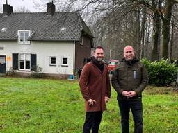 Wethouder Rik Thijs en Jasper Kuperus, teamleider Bezoeken en Beleven van Natuurmonumenten met op de achtergrond de tuinmanswoning (foto: Rogier van Son)