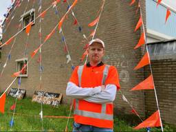 Marty voor zijn oranjehuis in Oss (foto: Ilse Schoenmakers).