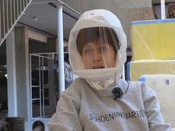 Inge loopt in een 'astronauten-outfit' omdat ze allergisch is voor geuren