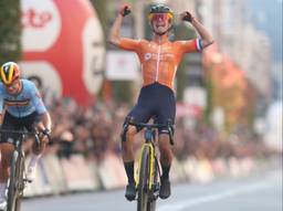 De onverslijtbare Marianne Vos klopt Lotte Kopecky in de sprint (foto: ANP).