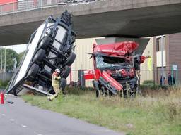 Vrachtwagen rijdt van viaduct en valt meters naar beneden