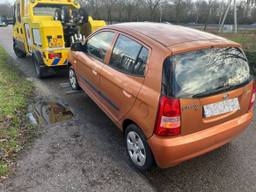 De auto wordt meegenomen en vernietigd (foto: instagram Politie Best-Oirschot).