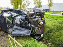 De auto raakte bij het ongeluk in Asten zwaar beschadigd (foto: Dave Hendriks/SQ Vision).