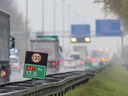 Een flinke file op de A27 (archieffoto: Marcel van Dorst).
