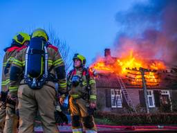Een grote brand in de rieten kap van een woonboerderij in Lennisheuvel in 2023 (foto: Dave Hendriks/SQ Vision).