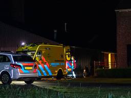 De bewoner van het huis in Overloon is behandeld en naar een ziekenhuis gebracht (foto: SK-Media).