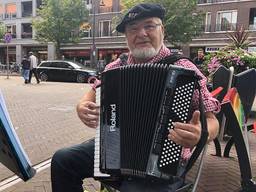 Accordeonist Juul Bouman mag weer spelen in het centrum van Etten-Leur (foto: Erik Peeters).