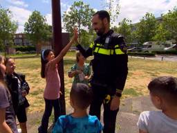 Wijkagent Hicham aan het werk.