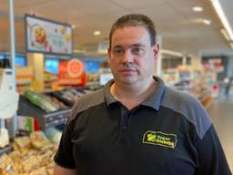 Supermarkteigenaar Marcel Bouman voor de winkel in Zegge (foto: Erik Peeters)