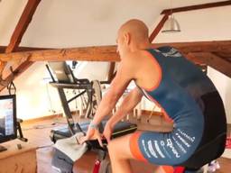 Op zijn zolder fietste Maarten van der Weijden 180 kilometer. Screenshot livestream.
