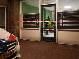 Explosie bij appartement, knal blaast gat in voordeur