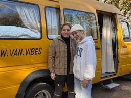 Lieve en Veronique toeren met oude Belgische bijbelschoolbus door Europa