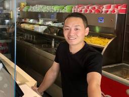 Cafetariahouder Li Jin kreeg veel kritiek over zich heen vanwege zijn coronascherm. (Foto: Erik Peeters)