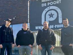 Jongeren zijn teleurgesteld dat jeugdwerk de Poort gedwongen moet stoppen (foto: Jan Peels) 