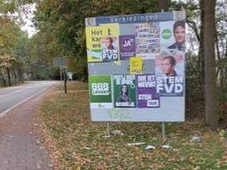 Een andere poster is over de VVD-poster geplakt (foto: VVD Vught, Helvoirt en Cromvoirt)