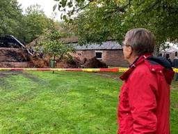 Voorzitter Hans van Sleuwen bekijkt de schade na de brand (foto: Jos Verkuijlen).