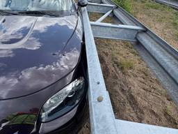 De auto zat vast onder de vangrail (foto: Weginspecteur Robert).