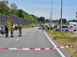 Bij een ongeval op de Burgemeester Letschertweg in Tilburg raakten twee motorrijders ernstig gewond (foto: Toby de Kort/SQ Vision).
