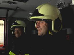 Rini (links) met collega Harry in de brandweerwagen.