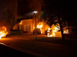 Auto's in Waalwijk gaan in vlammen op, antieke Ford heeft alleen roetschade
