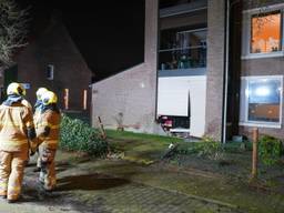 Automobilist rijdt tuinhekje omver, ramt flatwoning en vlucht