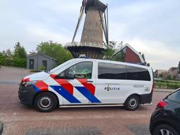 Politie surveilleert bij het verzorgingshuis. (Foto: Noël van Hooft)