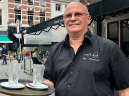 Cafébaas Kees Jansens is voortdurend alert op voorbijrazende fietsers of brommerrijders (foto: Erik Peeters)