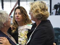 Jeanne Hornikx (r) uit Goirle is opgelucht na de uitspraak (foto: Antonin UTZ/Associated Press/ANP))