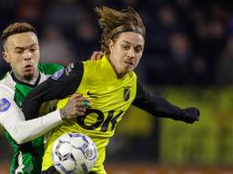 Elias Ómarsson hier voor NAC in actie tegen Feyenoord (foto: Broer van den Boom/Orange Pictures).