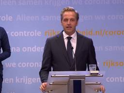 Minister De Jonge (VWS) tijdens de persconferentie.