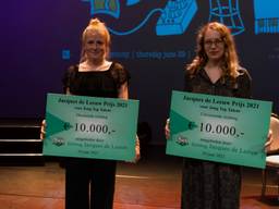 Foto: Ton Rombouts (jury voorzitter), Roos Pierson, Eveline Vervliet