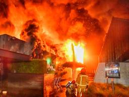 Brand verwoest kringloopwinkel aan De Run in Veldhoven