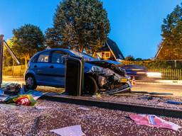 Auto knalt dwars door bushokje heen in Oosterhout  