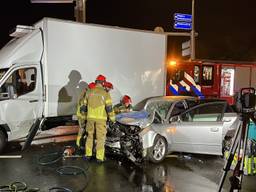Bij een zwaar ongeval in Oosterhout is donderdagochtend een auto op een kleine vrachtwagen gebotst.