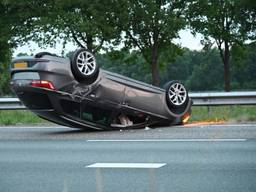 Auto ondersteboven na botsing op A58