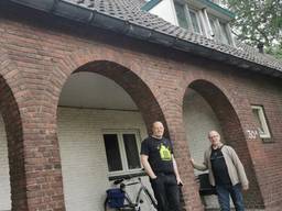 Cultuurhistorici Bauke (links) en Jos Hüsken in de kazerne (foto: Silvester Klaasman/Studio040).