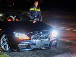 De auto van de advocaat die beschadigd raakte bij de achtervolging (foto: Sem van Rijssel/SQ Vision Mediaprodukties).