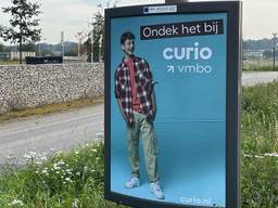 De borden met tikfout hangen op verschillende plekken in West-Brabant (Foto: Robert te Veele) 