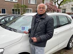 Max van Kuilenburg op de plek waar hij drie parkeerboetes kreeg (foto: Rogier van Son).