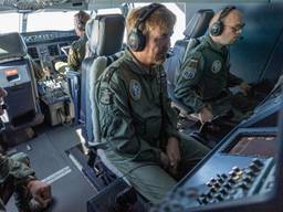 Koning Willem-Alexander in het nieuwe tankvliegtuig van de luchtmacht. (foto: Koninklijke Luchtmacht)