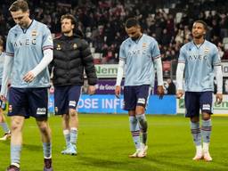 De spelers van Willem II druipen af na en forse nederlaag tegen Sparta (foto: ANP)